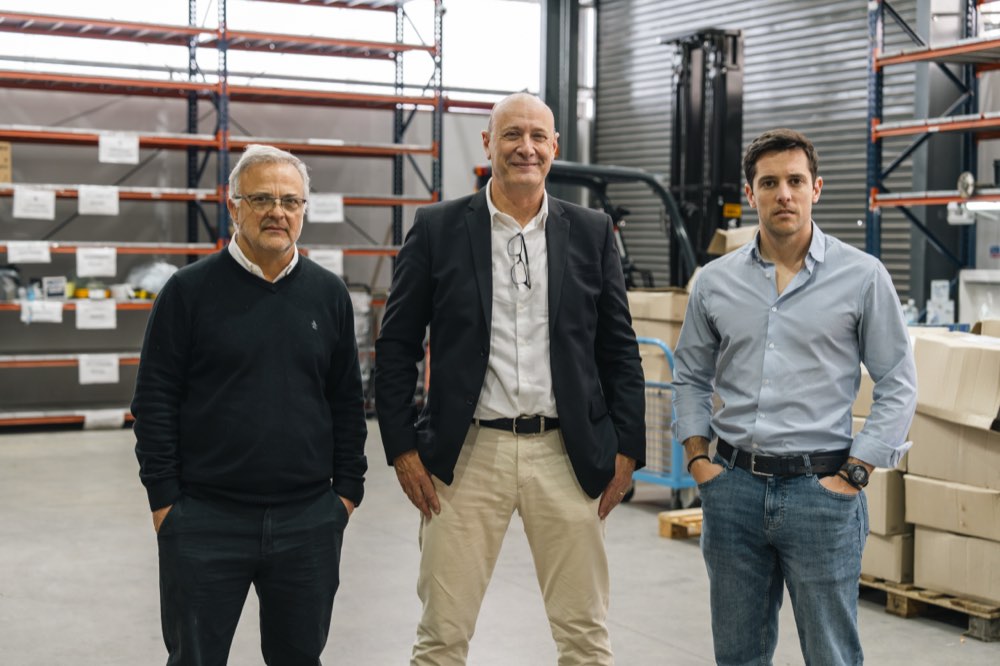 Tres socios de Depro en un depósito logístico
