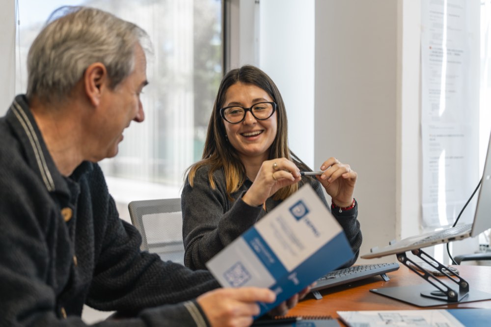 Integrantes del equipo Depro conversando sobre un proyecto en la oficina