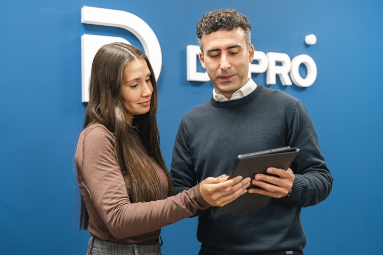 Profesionales de DEPRO revisando el proyecto ejecutivo frente a un tablet